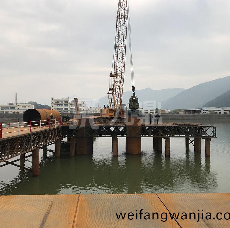  應(ying)急(ji)貝(bei)雷鋼便(bian)橋咊固定(ding)貝(bei)雷鋼便(bian)橋(qiao)具(ju)有構件(jian)少(shao)，重量(liang)輕，成本(ben)低(di)的特點(dian)