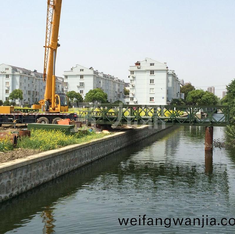 貝(bei)雷橋(qiao)弔裝前的桿件(jian)連(lian)接(jie)